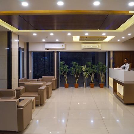 Hotel Midtown Vadodara Exteriör bild
