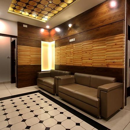 Hotel Midtown Vadodara Exteriör bild
