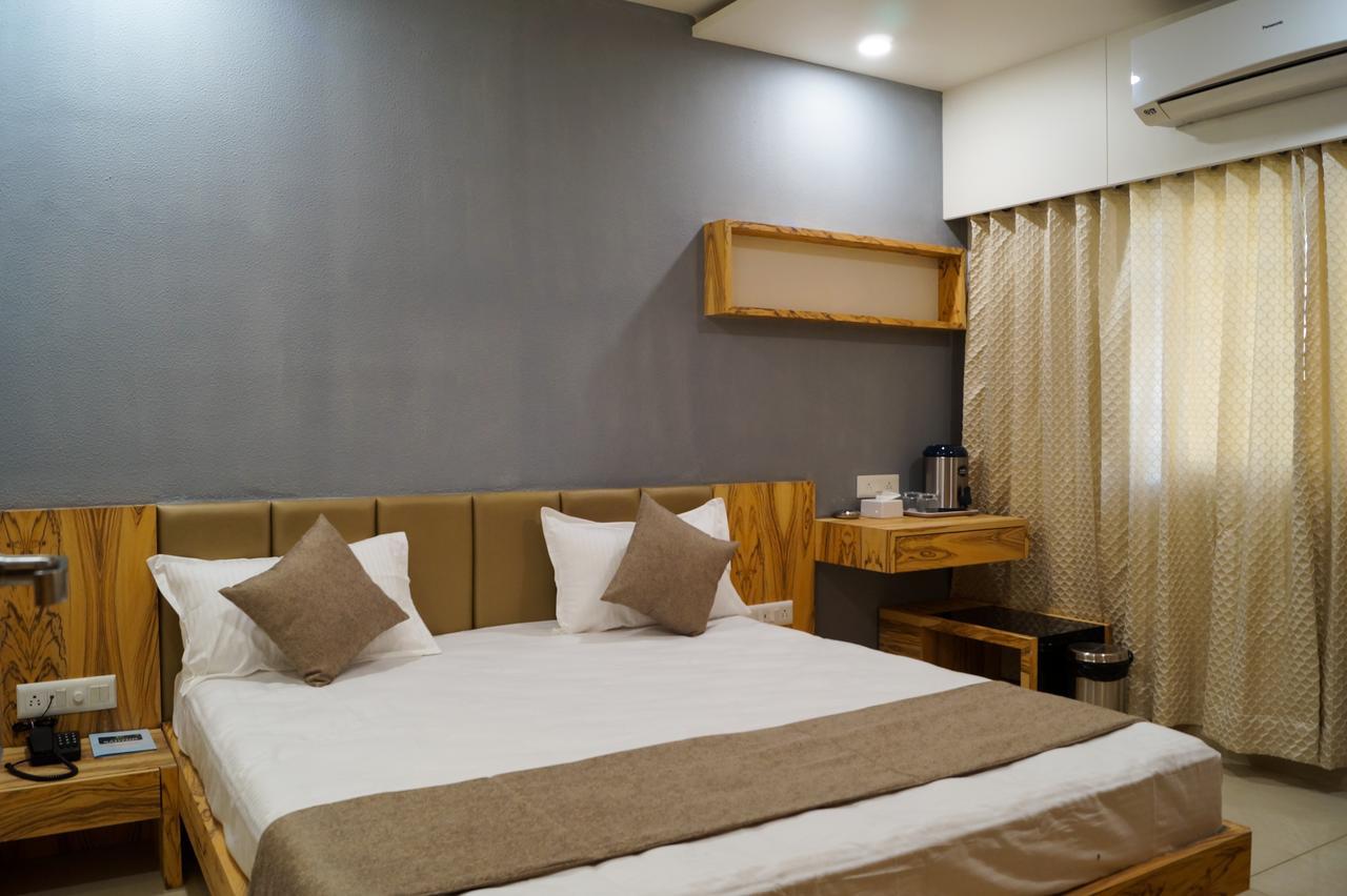 Hotel Midtown Vadodara Exteriör bild