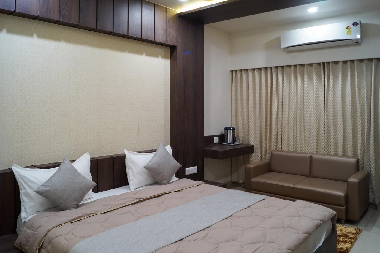 Hotel Midtown Vadodara Exteriör bild