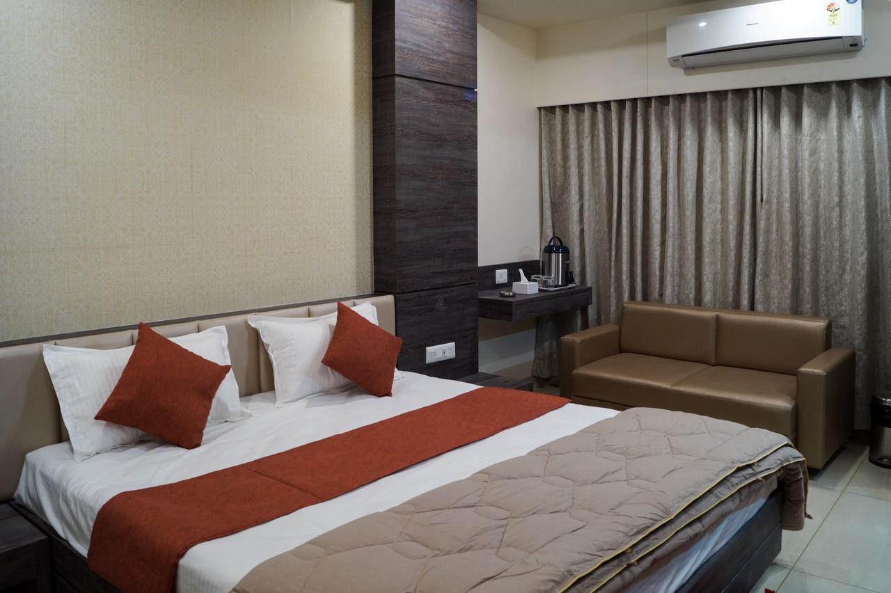 Hotel Midtown Vadodara Exteriör bild