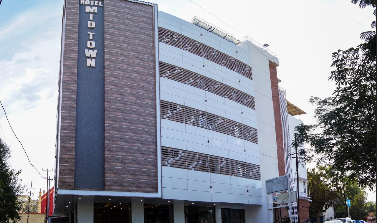 Hotel Midtown Vadodara Exteriör bild