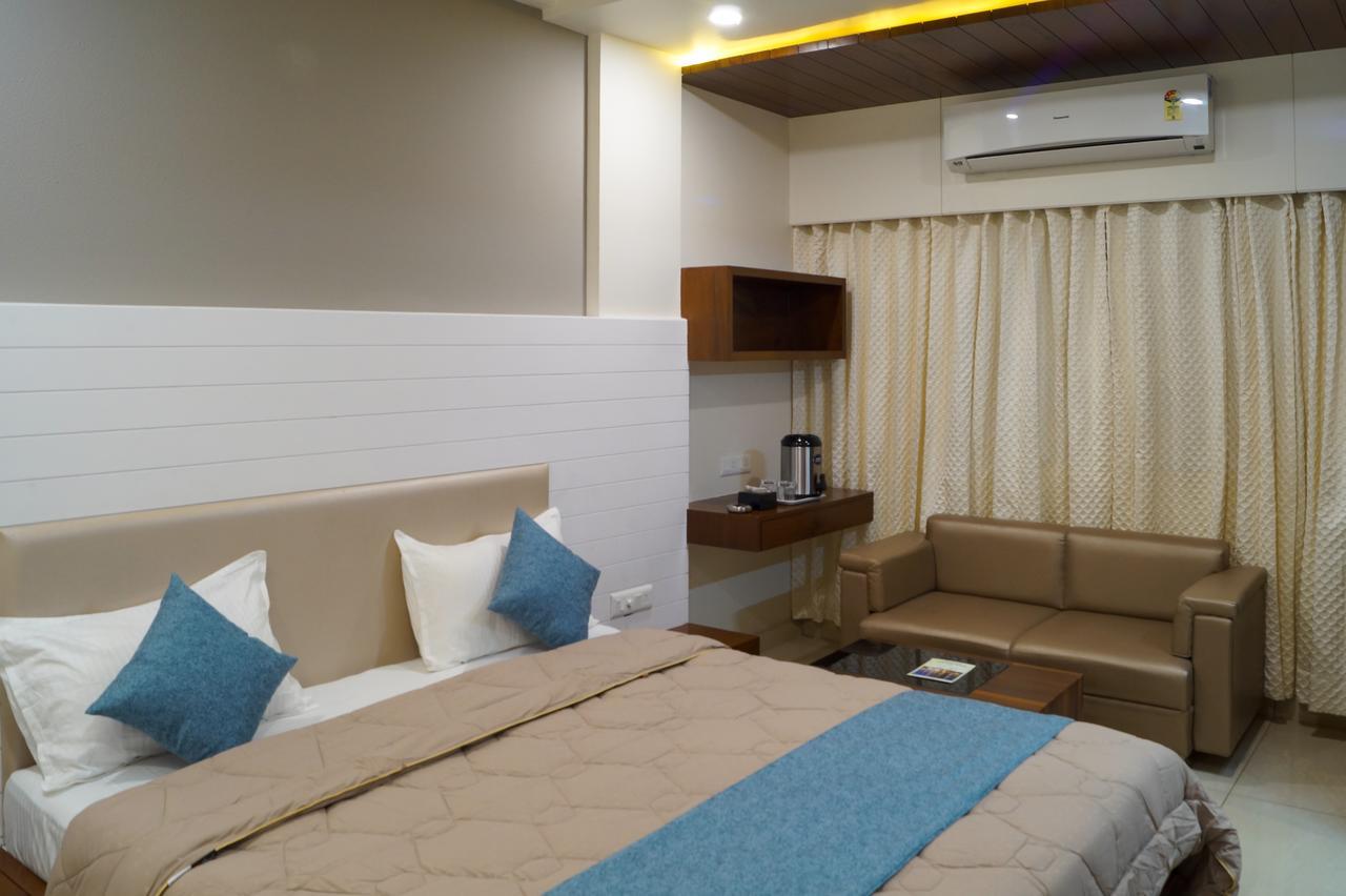 Hotel Midtown Vadodara Exteriör bild