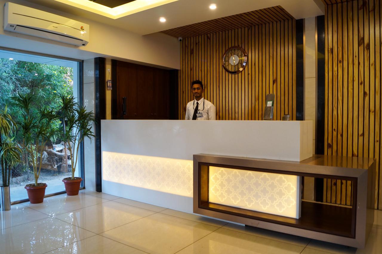 Hotel Midtown Vadodara Exteriör bild