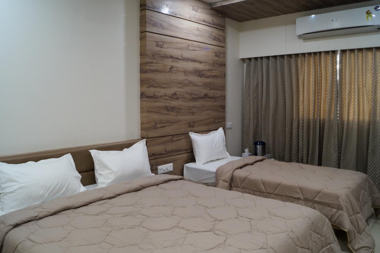 Hotel Midtown Vadodara Exteriör bild