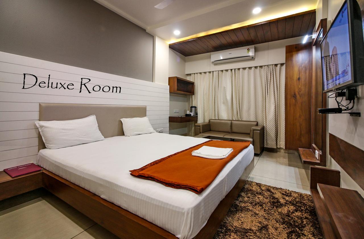 Hotel Midtown Vadodara Exteriör bild
